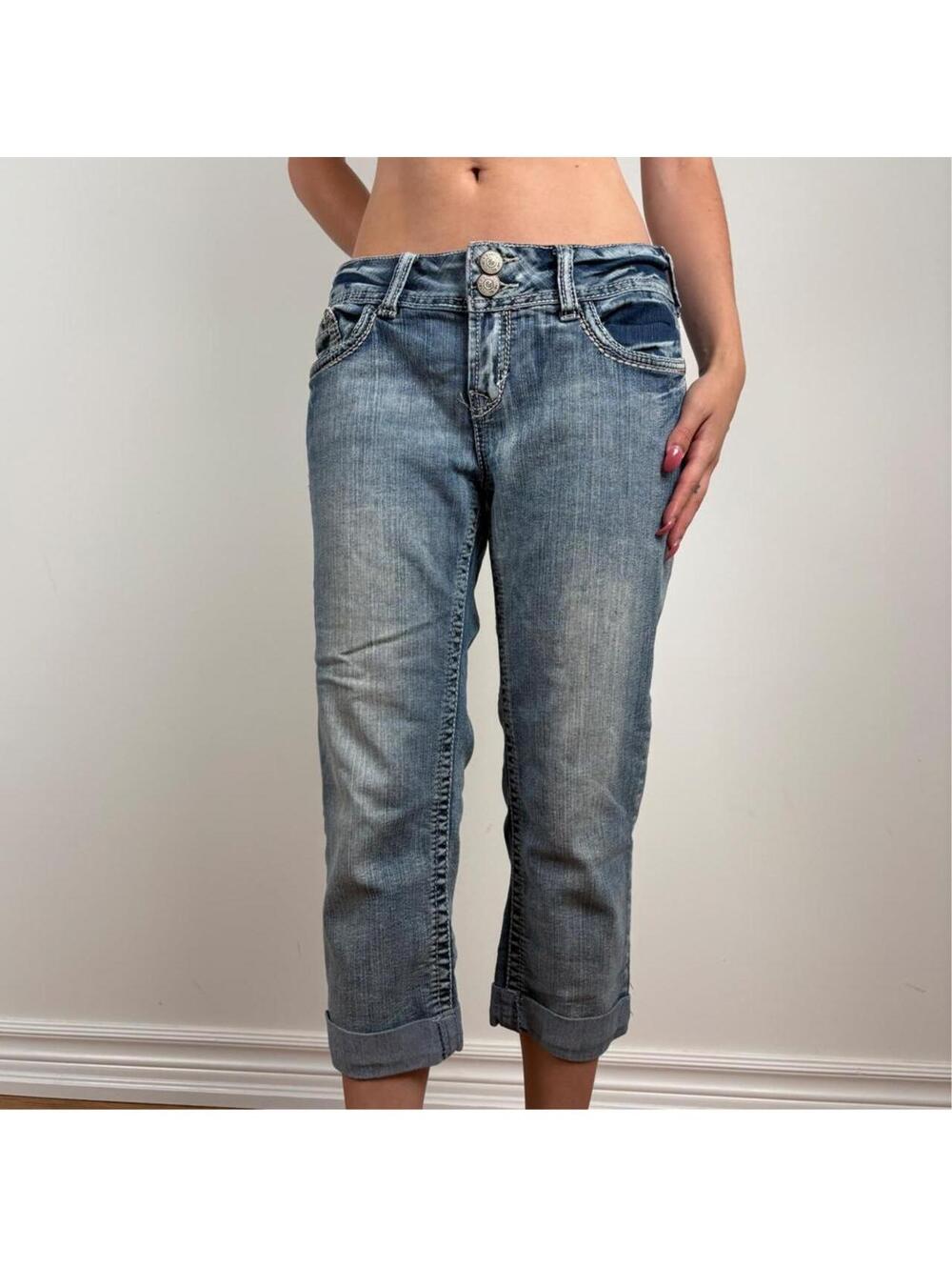 Y2K low rise double button capri jeans.